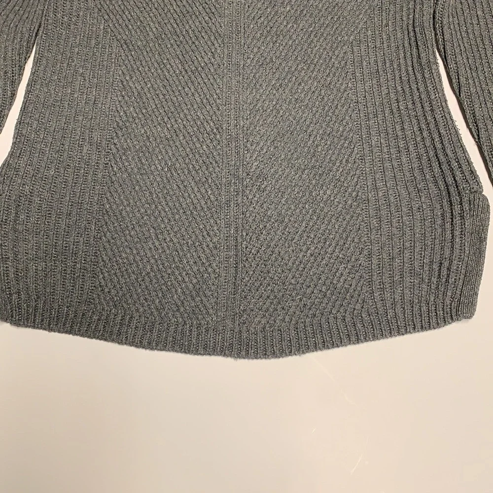 Madewell hex comb 1937 grey Sweater size Medium. Crew neck. slits on the side. - Picture 15 of 16